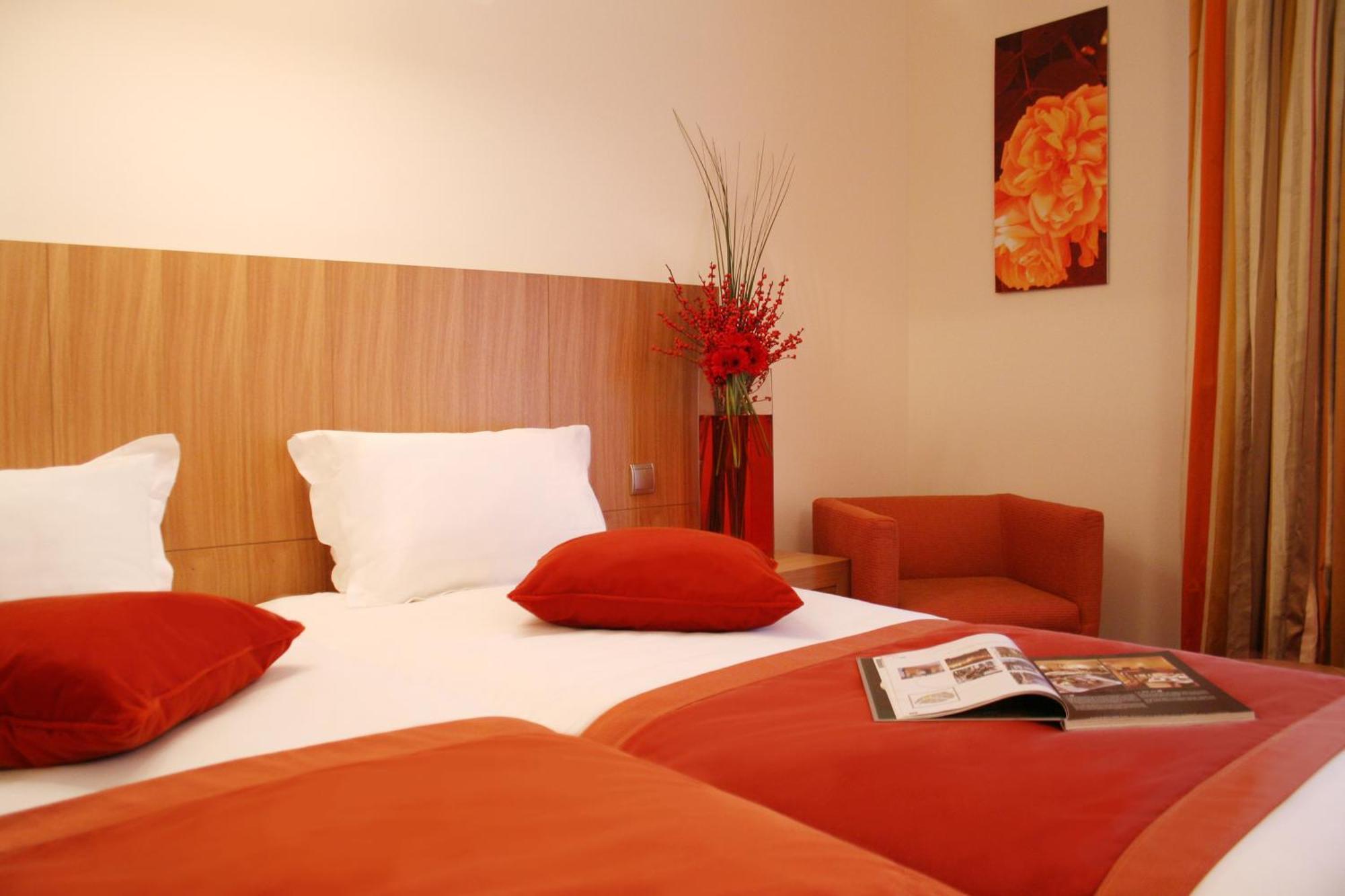 Westside Arc De Triomphe Hotel 4*