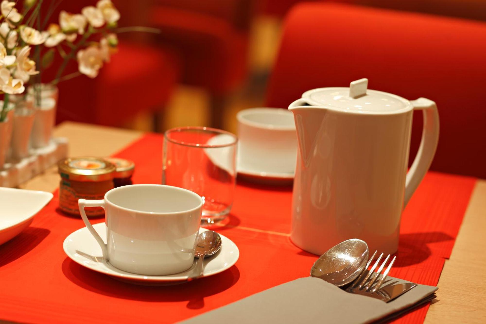 Westside Arc De Triomphe Hotel